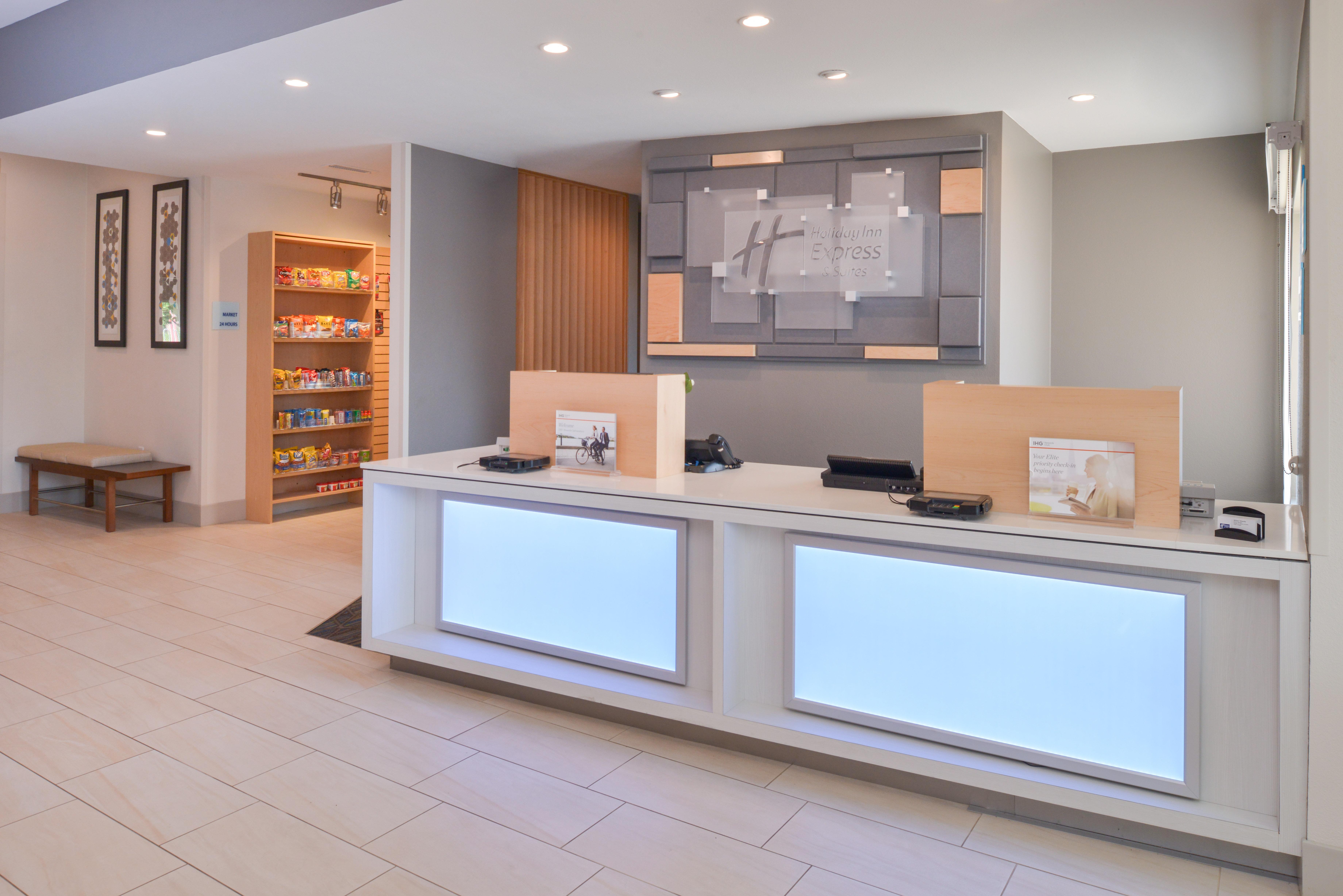 Holiday Express & - - 120th And Maple By Ihg Hotel