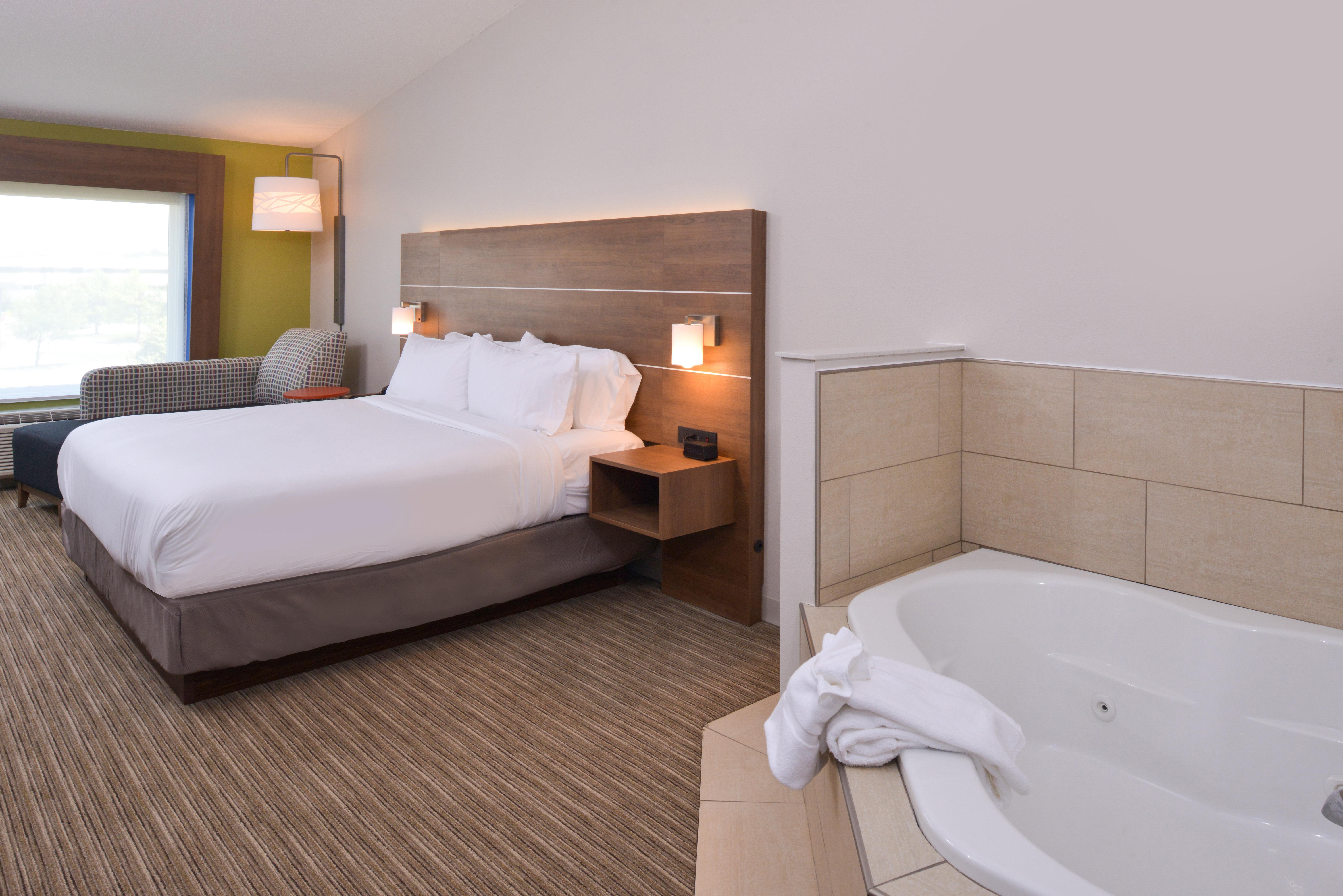 Holiday Express & - - 120th And Maple By Ihg 3*