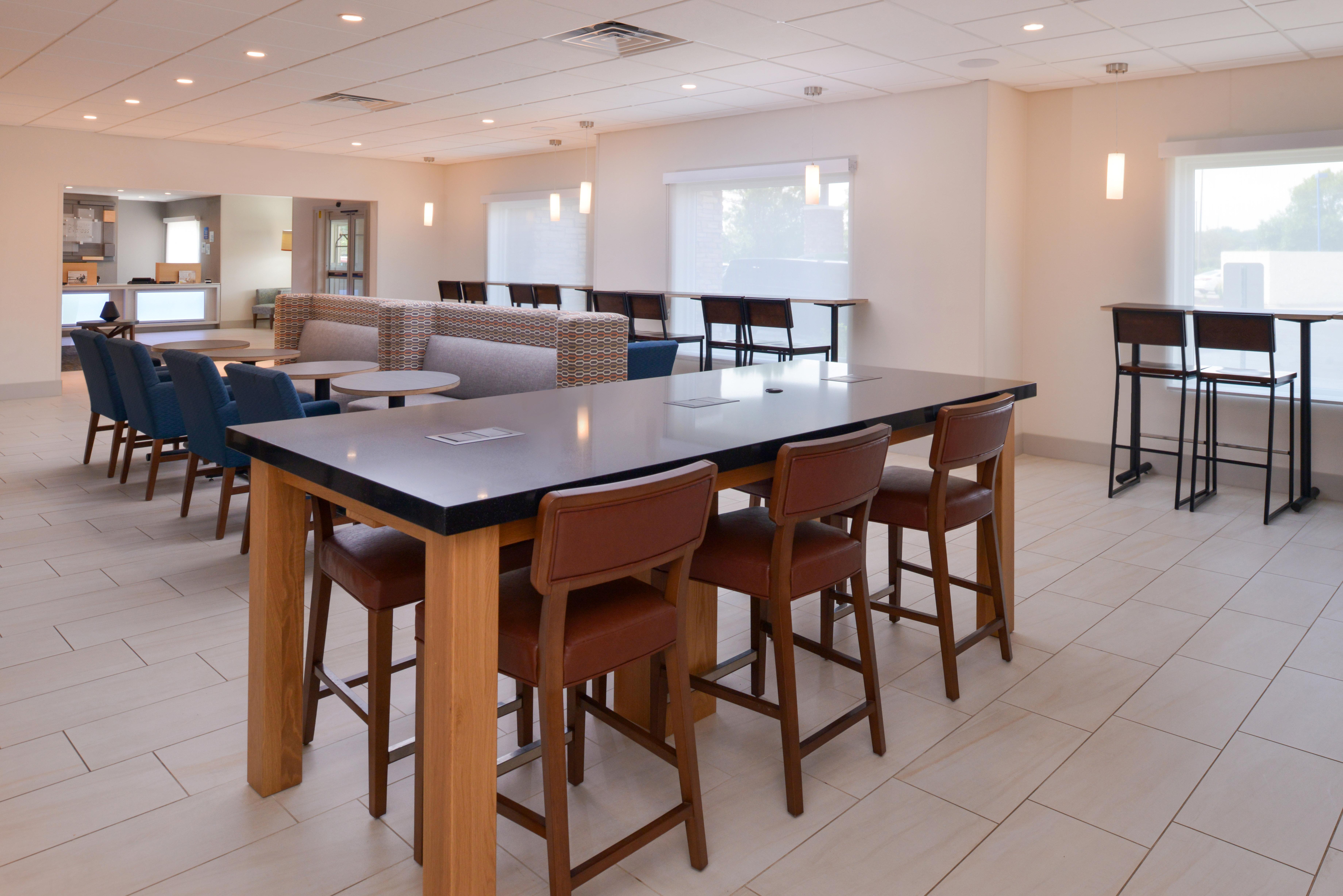 Holiday Express & - - 120th And Maple By Ihg